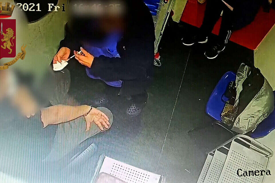 האחות ששוחדה מזריקה חיסון דמה בסיציליה