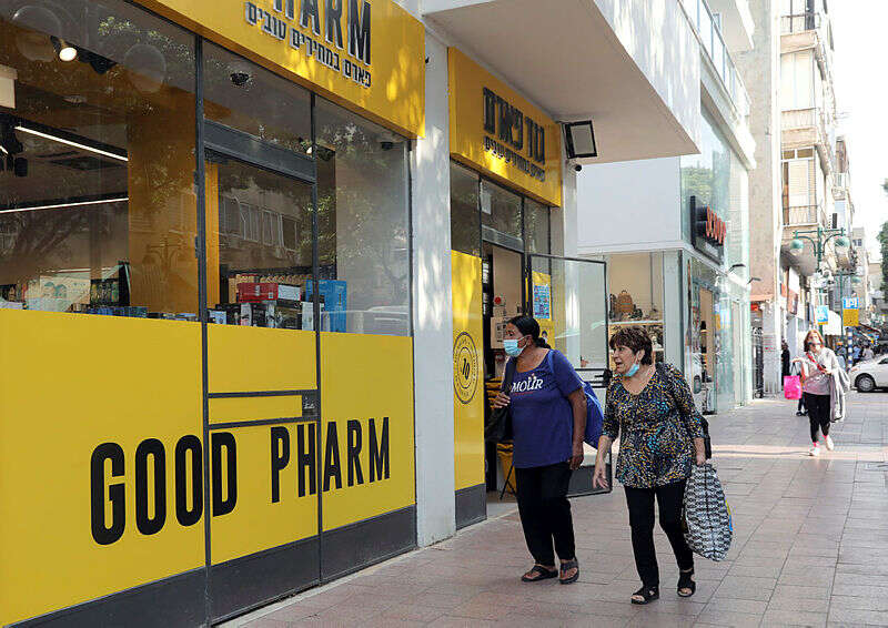 חולון: נכנס לסניף "גוד פארם", תקף את הקופאית - ושדד עשרות אלפי שקלים