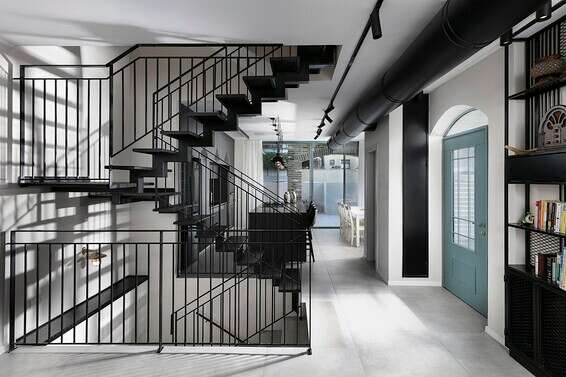 דלת הכניסה ופרופיל החלונות מהווים כתם צבע בדירה אורבנית. תכנון: פזית שביט, דלת כניסה וחלונות: כוכב אלומיניום //צילום: אלעד גונן