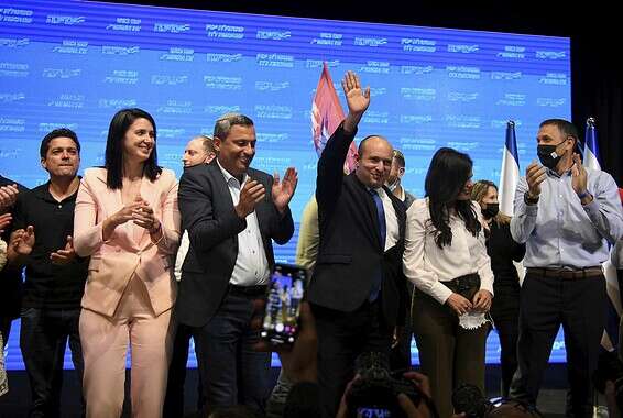 בנט עם אנשי ימינה, אמש // צילום: יוסי זליגר