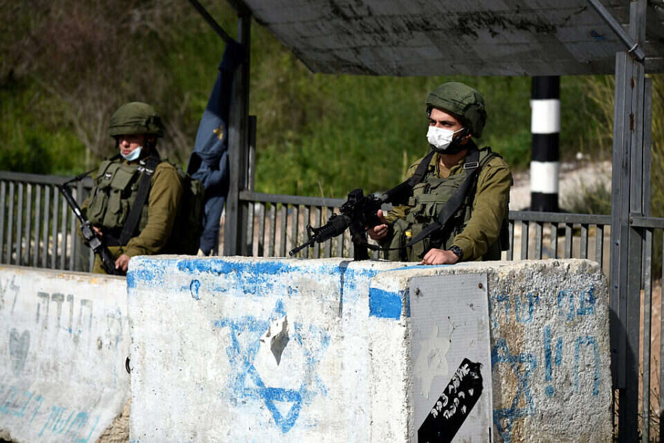 כוחות בצומת גיתי אבישר סמוך לאריאל , יוסי זליגר, ארכיון