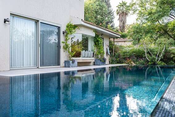 תכנון בריכה: פלגים, תכנון גן: גלים גנים //צילום: בן רוטשטיין