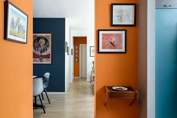 שימוש נועז ונרחב בגוונים בחללי בית פרטי. עיצוב: שני רינג //צילום: אדריאן דאודה, באדיבות נירלט