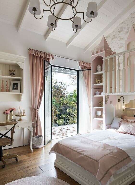 גם באמצעות טקסטיל ניתן לשלב צבעוניות מורגש,, הווילון בגוון ורוד מעושן מהווה שכבה שניה לווילון הלבן שתחתיו. באופן הזה מודגש קו רך וחמים. עיצוב פנים: קרן ניב טולדנו, וילונות: TRAUB //צילום: עמית גושר