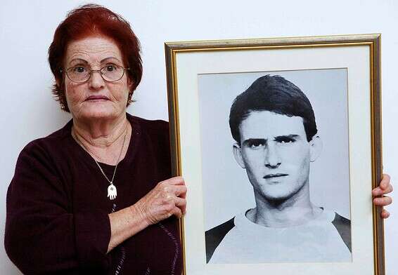 גליה, אימו של משה ז"ל, עם תמונתו // צילום: יהושע יוסף