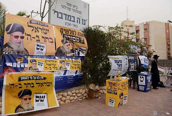 עמדות של פעילי ש"ס והציונות הדתית מחוץ לקלפי בבאר שבע, היום // צילום: דודו גרינשפן