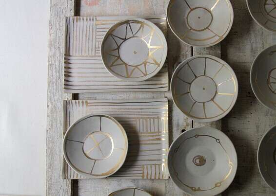 כלי קרמיקה מעוטרים זהב של מעצבת הקרמיקה לורי גולדשטיין