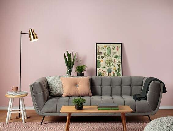 קיר בגוון פודרה מעושנת בחלל המגורים //צילום: בועז לביא ויונתן בלום, באדיבות טמבור