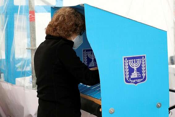 אישה מצביעה בקלפי בחיפה, היום // צילום: הרצי שפירא