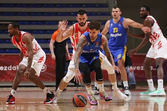 סקוטי וויבלקין מנסה לשמור על הכדור, הערב בבלגרד // צילום: באדיבות האתר הרשמי של הכוכב הדום