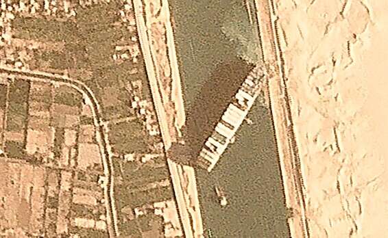 האונייה נתקעה לרוחב וחסמה את המעבר // צילום: רויטרס