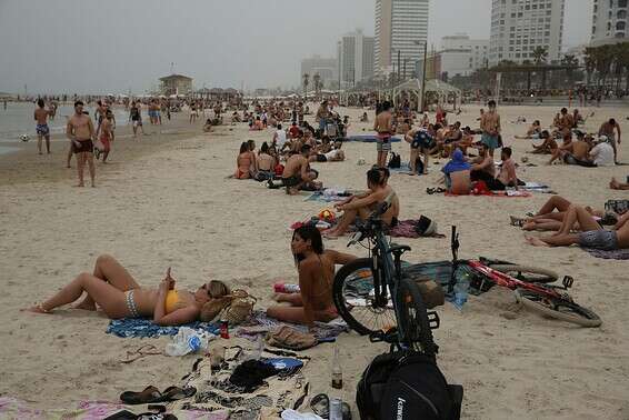 חוף הים בתל אביב, היום // צילום: יהושע יוסף