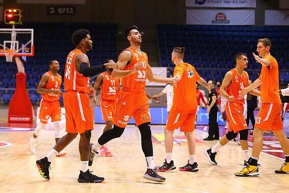 מכבי ראשל"צ חוגגת. מסע הקסם נמשך // צילום: מאור אלקסלסי