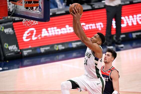 פגישה לילית באולם האימונים. כוכב מילווקי יאניס אנטטקומפו, ומאחוריו דני אבדיה // צילום: אי.פי