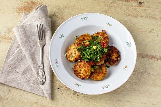 קציצות פראסה עם סלט עדשים // צילום: אריק סולטן