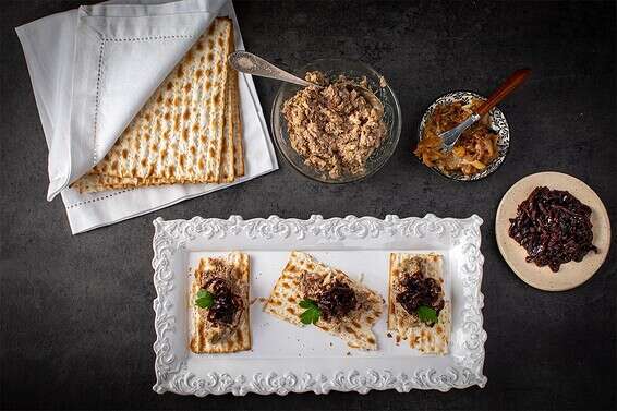 כבד קצוץ עם מרמלדת בצל // צילום: אריק סולטן