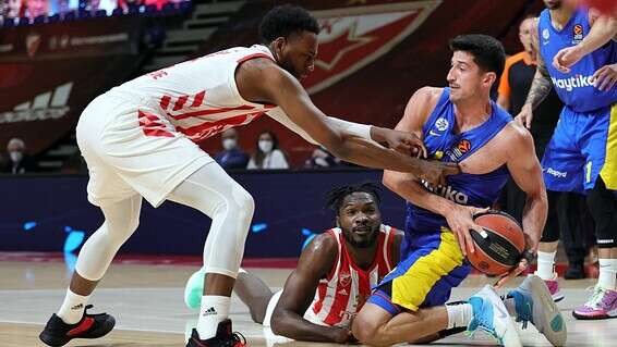 דיברתולומאו חושף שיניים // האתר הרשמי של הכוכב האדום בלגרד