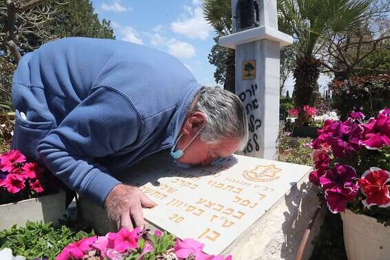יהודה גנץ, אביו של יורם גנץ אשר נפל במלחמת שלום הגליל בקבר בנו // צילום: גדעון מרקוביץ' 
