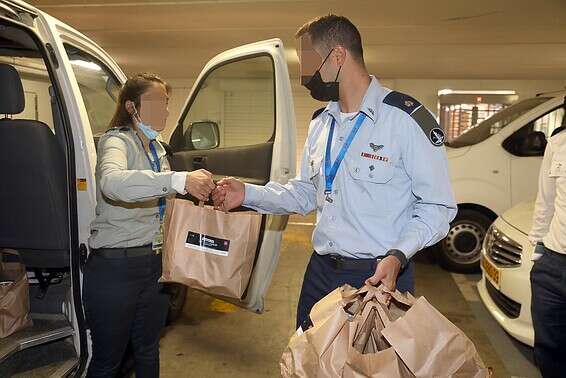 נערכים לחלוקת החבילות // צילום: גדעון מרקוביץ