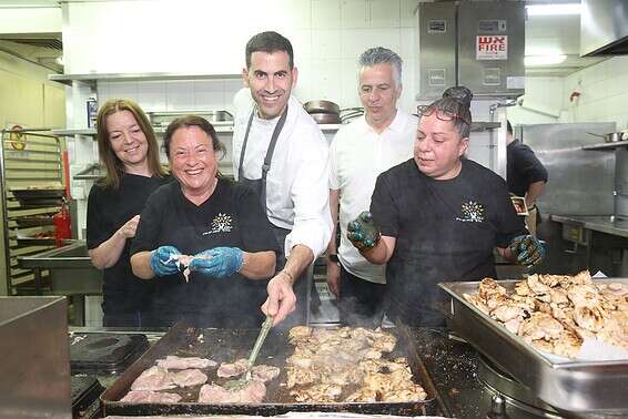 הכנת האוכל במלון קראון פלזה // צילום: יהושע יוסף