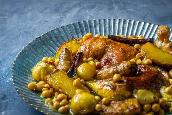 עוף עם חומוס, בצלצלים וארטישוק ירושלמי // צילום וסטיילינג: אסף קרלה