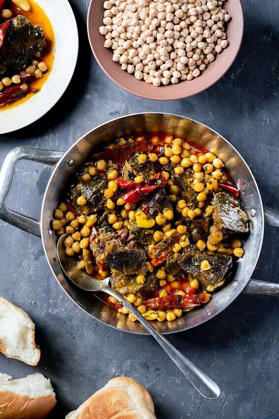 בשר ראש עם גרגרי חומוס ופלפלים // צילום וסטיילינג: אסף קרלה