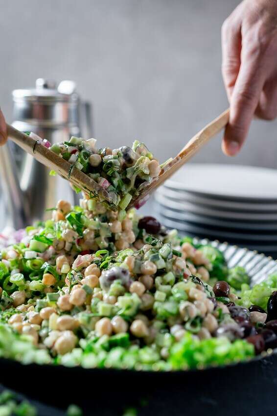 סלט גרגרי חומוס עם שלל ירקות // צילום וסטיילינג: אסף קרלה