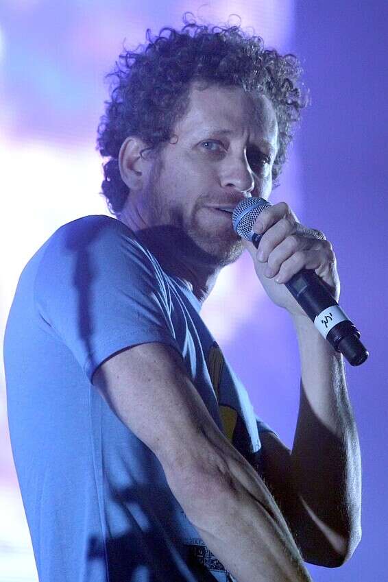 "בקורונה היו לי הרבה הופעות ביתיות קטנות, בחצרות של אנשים". קפלן על הבמה // צילום: קוקו