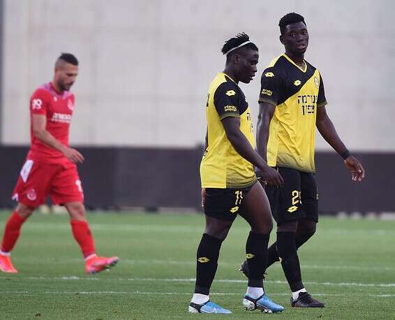 שחקני נתניה מיואשים, הערב // צילום: ברני ארדוב