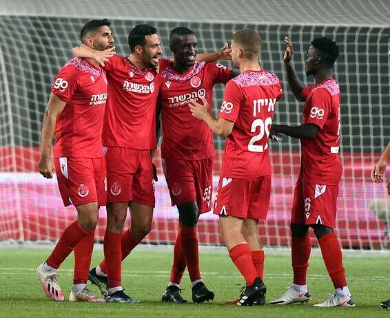 שחקני הפועל חוגגים, הערב בנתניה // צילום: ברני ארדוב