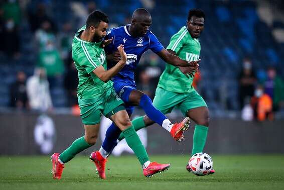 ארויו בין שחקני חיפה, הערב // צילום: מאור אלקסלסי