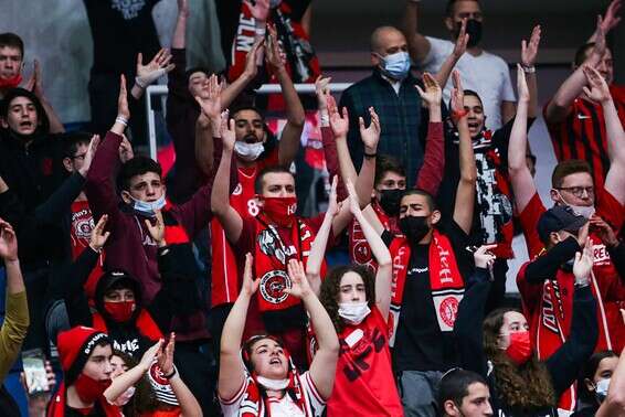 אוהדי הפועל ירושלים בארנה // צילום: אורן בן חקון