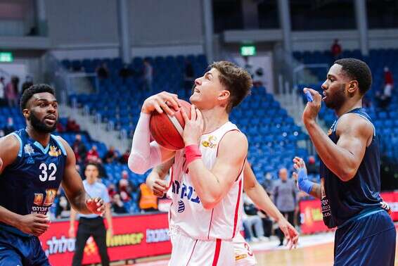 אדם אריאל עם הכדור // צילום: אורן בן חקון