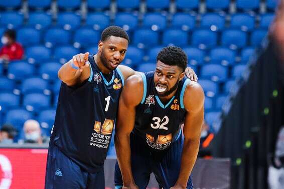 ניבו ורגלנד. הצגה התקפית // צילום: אורן בן חקון