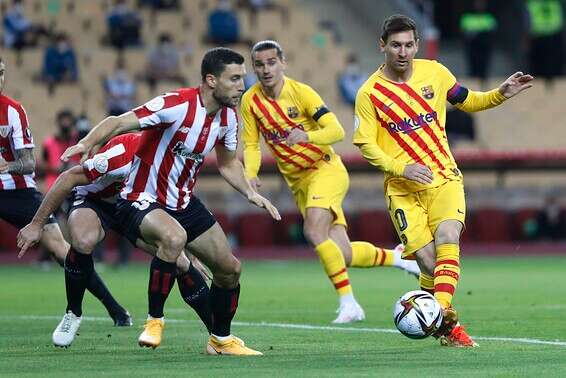 לקווה מתבונן על מסי, הערב בסביליה // צילום: אי.פי.אי