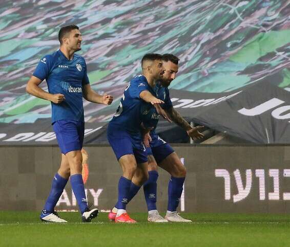  מוחמד שכר חוגג את שהער היקר של קריית שמונה // צילום: אודי ציטיאט