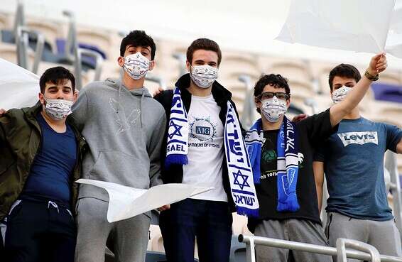 אוהדי הנבחרת בבלומפילד // צילום: אלן שיבר
