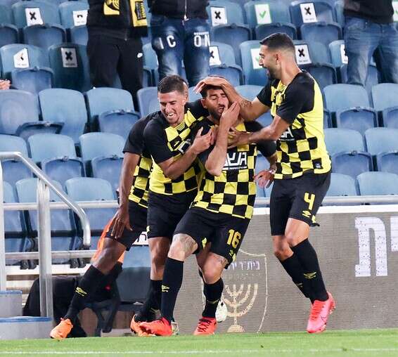 אלירן עטר חוגג צמד בטדי // צילום: דני מרון