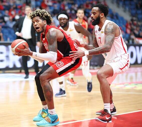 טילמן מעיף מבט לסל // צילום: דני מרון