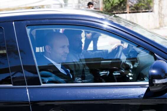 נפתלי בנט מחוץ ללשכת רה"מ בירושלים, היום // צילום: אורן בן חקון