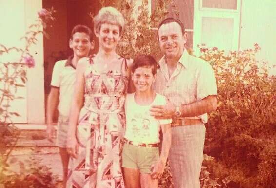 "כשהגענו אליהם הביתה, לא ידענו מה מותר ומה אסור". עם אחיו רן והוריהם אוולין ואריה // צילום: מהאלבום הפרטי