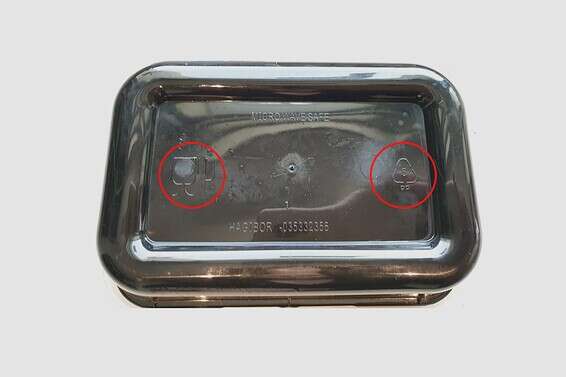 סימונים על בקבוקי פלסטיק