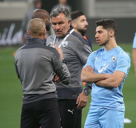 סולומון עם הצוות המקצועי // צילום: אודי ציטיאט