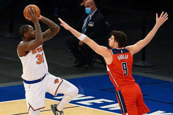 ג'וליוס רנדל קולע מעל הידיים של אבידה, הלילה // צילום: אי-פי