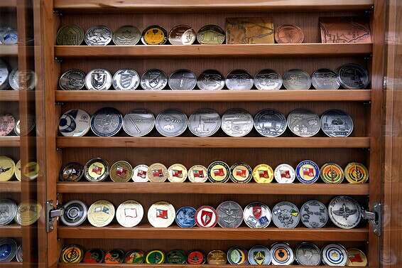 "תמיד יחפשו סמליות". צלחות הוקרה של צחובוי // צילום: יוסי זליגר