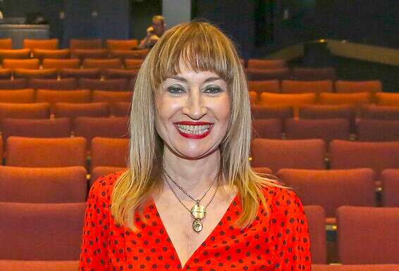 מנכ"לית בית ליסין, ציפי פינס, באולם התיאטרון. מתכוננים לפתיחת הדלתות מחדש // צילום: יהושע יוסף