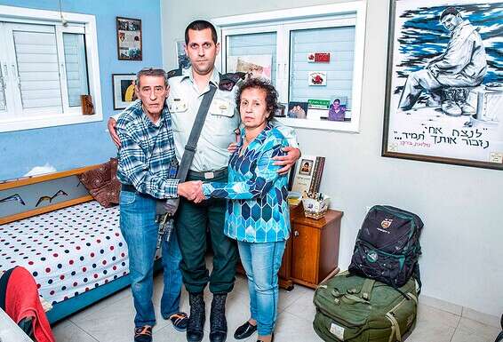 הוריו של שרעבי עם סא"ל הלר // צילום: יהושע יוסף