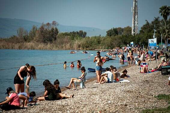 מטיילים בכנרת // צילום: גילי אליהו/ג'יני