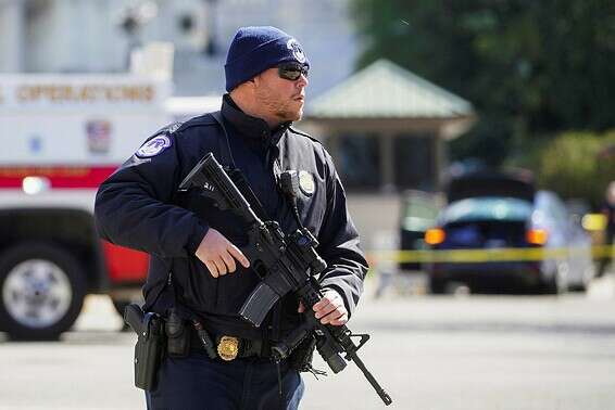 שוטר בקפיטול, היום // צילום: רויטרס