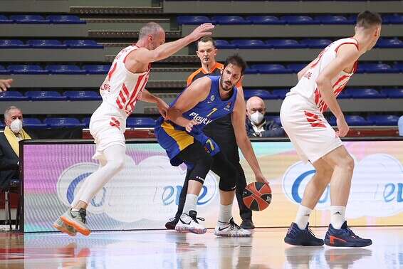 עמרי כספי מנסה לבנות התקפה // האתר הרשמי של הכוכב האדום בלגרד